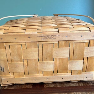 Puede incluir: Una cesta artesanal Longaberger Baskets* hecha a mano en Dresden, Ohio, EE. UU. La cesta est&aacute; hecha de madera tejida y tiene un acabado natural.
