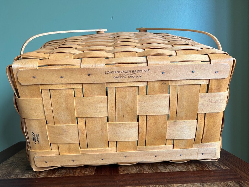 Puede incluir: Una cesta artesanal Longaberger Baskets* hecha a mano en Dresden, Ohio, EE. UU. La cesta est&aacute; hecha de madera tejida y tiene un acabado natural.