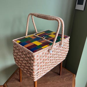 Scatola da cucito MCM Singer con lati in juta intrecciata in pelle patchwork, manici superiori e gambe in legno/Scatola da cucito vintage Singer con piedini/Scatola da cucito Singer