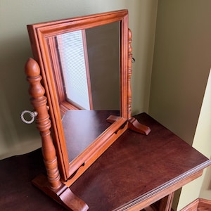 Espelho de penteadeira articulado em madeira de bordo, estilo colonial, fabricado pela Kling Factories na década de 1930 / Espelho de barbear antigo de mesa / Espelho inclinável em madeira de bordo estilo colonial