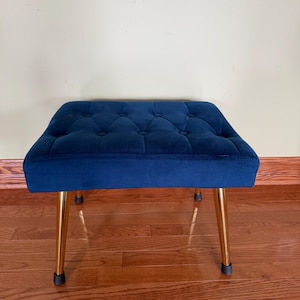 Otomana tapizada en terciopelo azul vintage con capitoné - Banco con patas de metal dorado // Banco de terciopelo capitoné con botones / Otomana de terciopelo