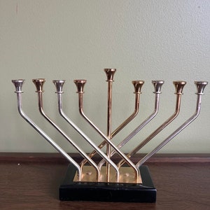 Modernista KARSHI Jerusalén 24K Placa de Oro Candelabro Judaico / Candelabro Judío Contemporáneo Hanukkah / Portavelas de Plata y Oro