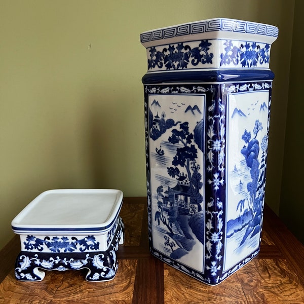 Vintage Bombay China wit en blauw porseleinen vaas met basis / Chinees landschap wit en blauw hoog voetstuk vaas