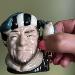 Vintage porslin Falconern av Royal Doulton liten mugg tillverkad i England/ROYAL DOULTON karaktär Toby jug Falconer miniatyr D6547 bild 8