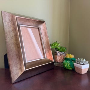 Marco de fotos de madera Martin Aborn fabricado en Italia, tamaño de imagen de 5 x 7 / Marco de fotos de madera con acabado bronce Martin Aborn / Marco de fotos contemporáneo