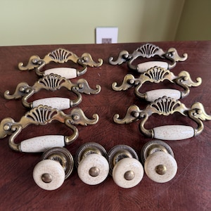 Set van 10 vintage ladehandgrepen van messing en keramiek: 6 handgrepen en 4 knoppen, afkomstig van meubels in Chippendale-stijl uit North Carolina.