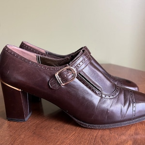 Vintage Saks Fifth Avenue Fenton Últimos zapatos de mujer con adorno de metal dorado tamaño 7.5