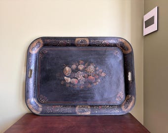 Bandeja antigua XL de metal Toleware pintada a mano con asas: pintada a mano, centro frutal, esquinas con mariposas, motivos florales, fondo negro. 66 x 48 cm.