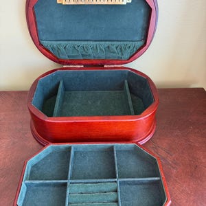 Vintage houten sieradendoosje met klep open bovenkant fleur de lis decor verwijderbare lade ringenhouder ketting en ketting houder groene fluwelen voering
