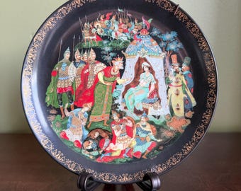Plato decorativo de porcelana fina Palekh de 1989, cuento de hadas de A. Pushkin "El cuento del gallo de oro", firmado por V. Vlezko.
