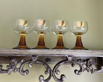Vintage Satz von 4 Römer Cordial Bernstein Glas Becher mit Gold N und Trauben Muster / Römer Rhein Wein Cordial Gläser