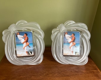 Juego de 2 marcos de fotos de cristal Mikasa LOVE KNOT, fabricados en Alemania. Tamaño de imagen: 4x6 pulgadas. Marcos de fotos de cristal para bodas.