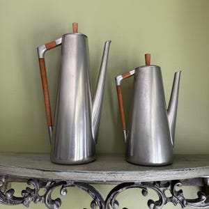 MCM KDM Royal Holland Zinn und Teak Tee & Kaffeekannen/Paar Kaffee und Tee Kannen von KDM / 1960er Jahre Moderne Kaffeekanne und Teekanne