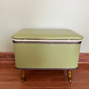 Vintage 1960s Redmond Sewing Box with Handle and Wooden Legs/ MCM Sewing Box with Lid