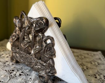 Servetthållare i metall med vintagemotiv och silverfärgad dekor