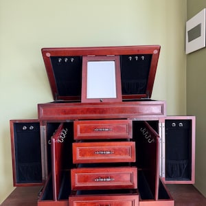 Vintage grote houten sieradenkast: open deksel bovenaan met spiegel - 4 lades - zwart fluwelen voering - 26 haken voor kettingen, kettingen en armbanden