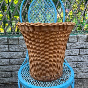 Vintage Wicker with Wooden Bottom Wastebasket/Wicker Trash Basket/Rattan Wastebasket/Rattan Trash Bin/Hand Woven Wicker Wastebasket