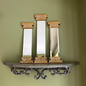 Ensemble vintage de 3 miroirs biseautés en forme de colonne dorées/Miroir étroit avec cadre fleuri doré/Miroir avec cadre doré de style Régence hollywoodienne/Miroir néoclassique