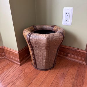 Vintage chinoiserie-stijl prullenbak van imitatieleer en zwart hout/prullenbak van leer en hout in Aziatische stijl/oosterse bloempothouder