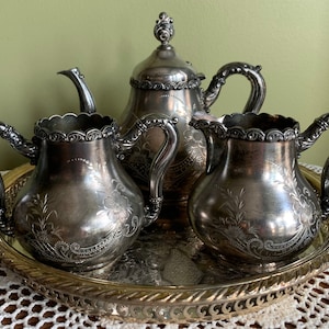 Antiguo James W. Tufts Cuádruple Grabado Adornado Plata Plateado #4503 3 piezas Juego de Té o Café Pot Creamer Spooner