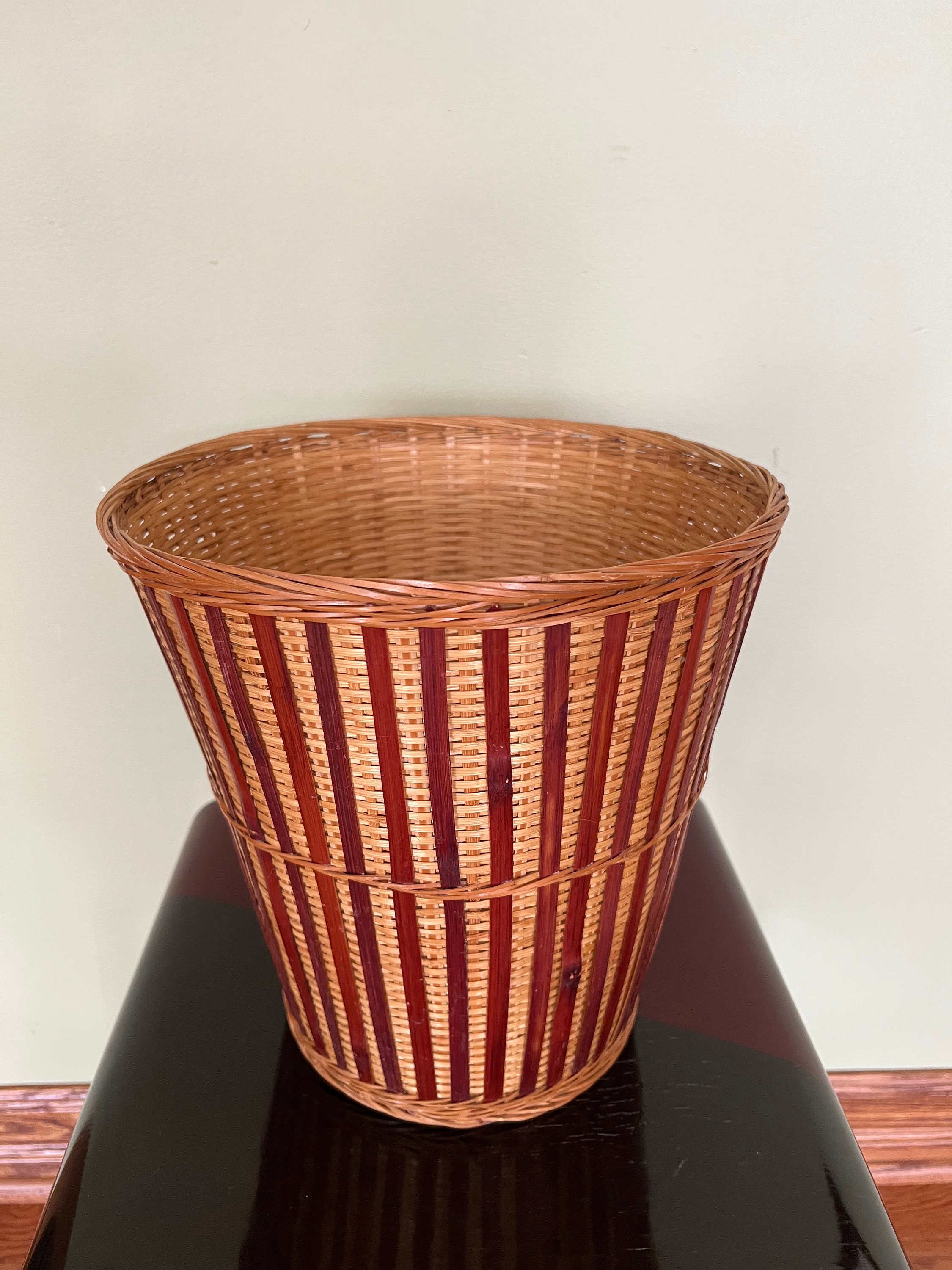 KOLWOVEN Wicker Trash Can with Lid in Bedroom, Bathroom - 3 Gallon Small  Trash Can in Office - Boho Woven Wicker Waste Basket - Office Garbage Cans  for Under Desk with Plastic Insert