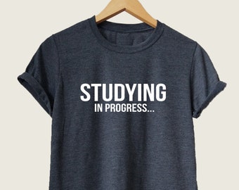 Camiseta de Studying In Progress, camisas de maestro, regalo de estudiante, camiseta unisex