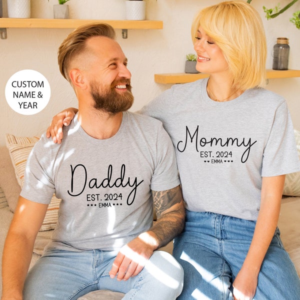 Baby Birth Announcement T Shirt for New Mom Dad / Baby Shower Favours / Daddy and Mommy Est T-Shirt / Geschenk Geburt  / Gift for Couple