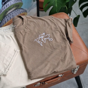 T-shirt de voyage carte du monde brodée, T-shirt globe abstrait avion, tenue aéroport pour femme, cadeau de voyage pour elle, broderie minimaliste