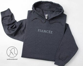 Hoodie met geborduurde verloofde: verlovingscadeau voor aanstaande
