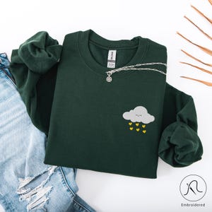 Besticktes Wolken Sweatshirt mit Rundhalsausschnitt, Positiver Pullover mit Stickerei, Einzigartige Damenbekleidung, Winterpullover