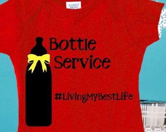Puede incluir: Un body de bebé rojo con un gráfico de biberón negro y amarillo y el texto "Bottle Service #LivingMyBestLife".