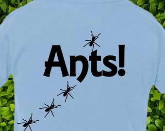 Puede incluir: Un body de bebé azul claro con texto negro que dice "Ants!" y una línea de hormigas negras marchando hacia arriba por el body.