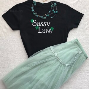 Camiseta del Día de San Patricio para mujer “Sassy Lass” Camisetas gráficas para él y para ella, camisetas para parejas, regalo para esposa, regalo para novia, regalo para parejas