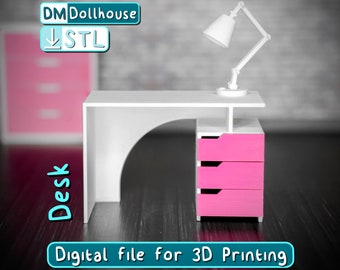 Könnte beinhalten: Weißer Schreibtisch mit einem rosa Schubladenblock und einer weißen Schreibtischlampe. Der Schreibtisch ist mit "Desk" beschriftet und das Bild enthält den Text "DM Dollhouse" und "STL".