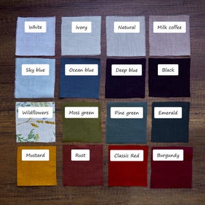 Pode incluir: Uma cole&ccedil;&atilde;o de 16 amostras de tecido em v&aacute;rias cores e padr&otilde;es, incluindo branco, marfim, natural, caf&eacute; com leite, azul c&eacute;u, azul oceano, azul escuro, preto, flores silvestres, verde musgo, verde pinho, esmeralda, mostarda, ferrugem, vermelho cl&aacute;ssico e bord&ocirc;.