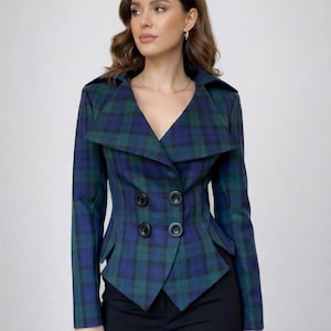 Puede incluir: Chaqueta cruzada a cuadros azules y verdes. Presenta un cuello con solapas, mangas largas y botones negros. El diseño entallado y el estampado a cuadros crean un look clásico y elegante. Medidas en centímetros.