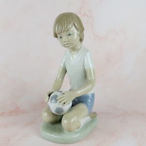 RARE 1978 NAO LLADRO boy with soccer ball Nino Futbolista by Francisco Catala with #9 on jersey for Striker or Centre-Forward player 6 1/4&quot;