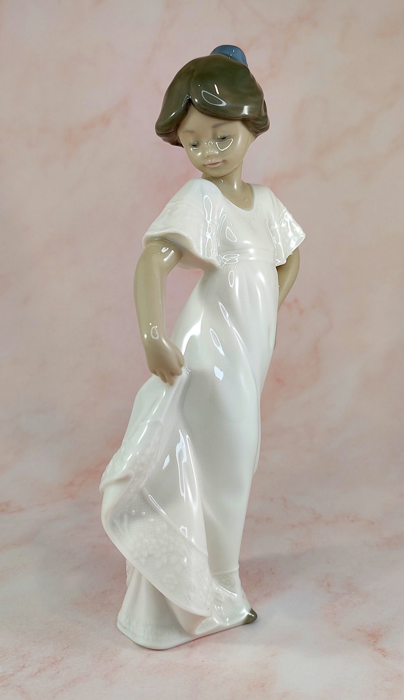 LLADRO Girl Figurine HOW PRETTY Daisa 1989 Porcelain Etsy