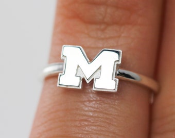Anello delicato ispirato al Michigan M Go Blue