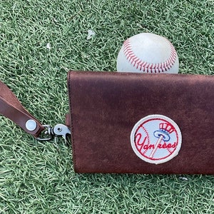 Cartera larga de cuero con temática de béisbol