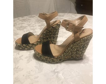 Sandalias de cuña tipo alpargata de JustFab para mujer, color negro y marrón, tejidas, con tira en el tobillo (S10).