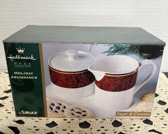 Jarra para crema y azucarero Sakura Hallmark HOLIDAY ABUNDANCE color rojo burdeos. Nuevo en caja.