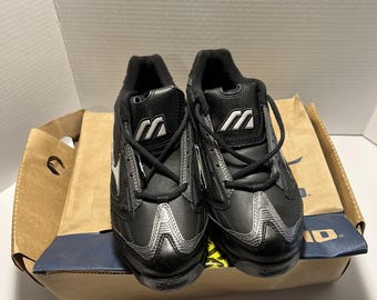 Mizuno Men's 9-Spike Dominant IC Size 8