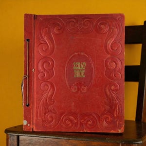 Álbum de recortes vintage grande en relieve rojo: láminas artísticas de Norman Rockwell