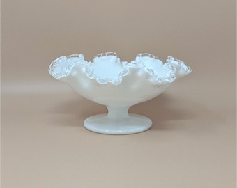 Compotera de vidrio opalino Fenton Silver Crest de la década de 1950 – Pedestal con volantes de mediados de siglo