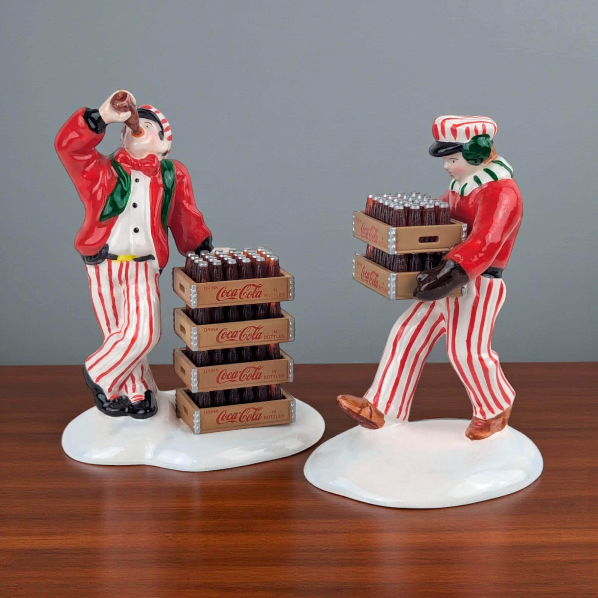 レア物 Coca-Cola ランドリー クリーナーズ イルミネーション付 置物 Vintage 1994 Dept 56 Coca-cola Delivery Men: Set of 2 Ceramic