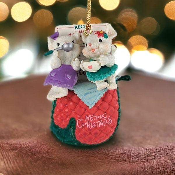 1996 Lustre Fame Mice in Oven Mitt Ornament