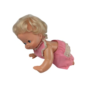 Muñeca Mattel Baby That a Way vintage de 1974, sin uso, para exhibición o con piezas, muñeca gateante de los años 70 con caja, juguete nostálgico de colección.