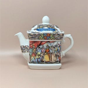 Tetera Sadler de los años 90 con la imagen del Rey Arturo y Sir Lancelot – Serie Camelot de porcelana