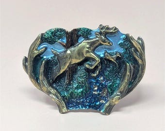 Fivela de cinto Great American Buckle Co de 1982 – Cena vintage de cervo e corça em esmalte.